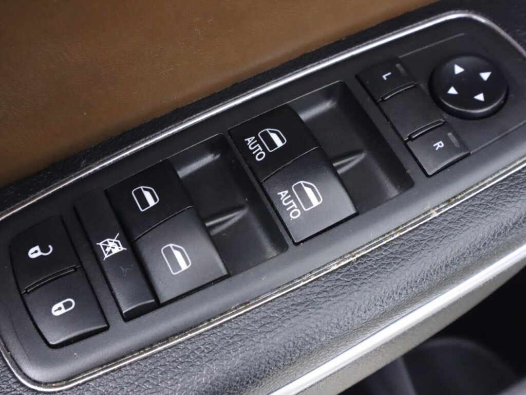 Used 2018 Chrysler 300 C w/ Safetytec Plus Group image 28