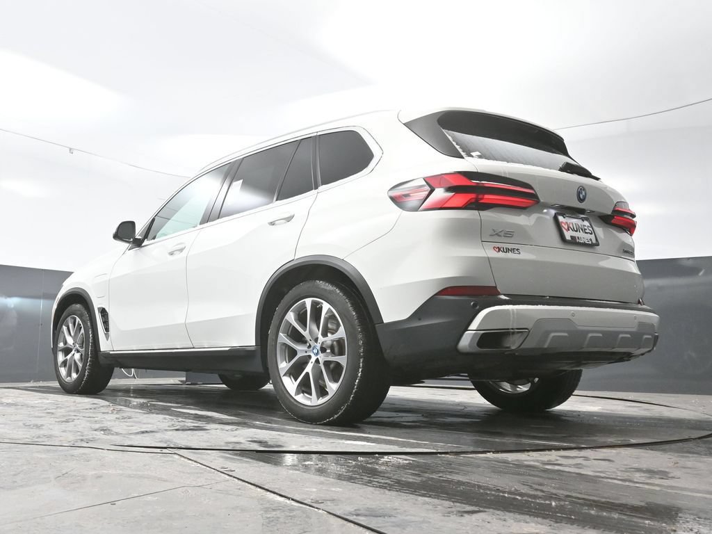 Used 2025 BMW X5 xDrive50e AWD/4WD image 46