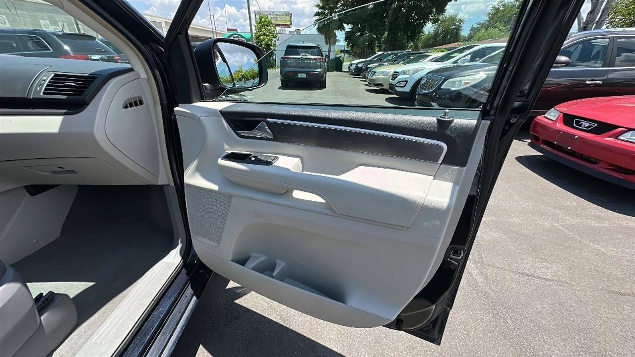Used 2010 Volkswagen Routan SE FWD image 30