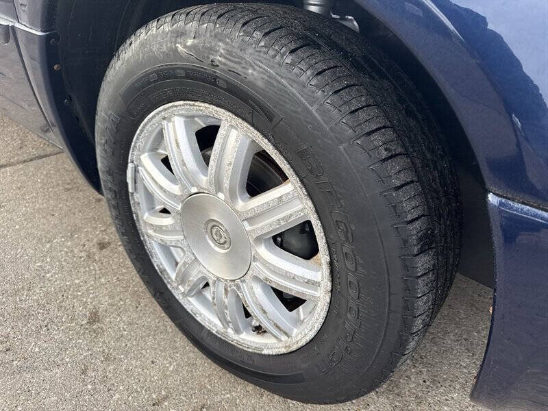 Used 2005 Chrysler Town & Country Touring w/ Luxury Group FWD image 6