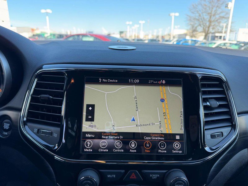 Used 2021 Jeep Grand Cherokee Laredo X image 14