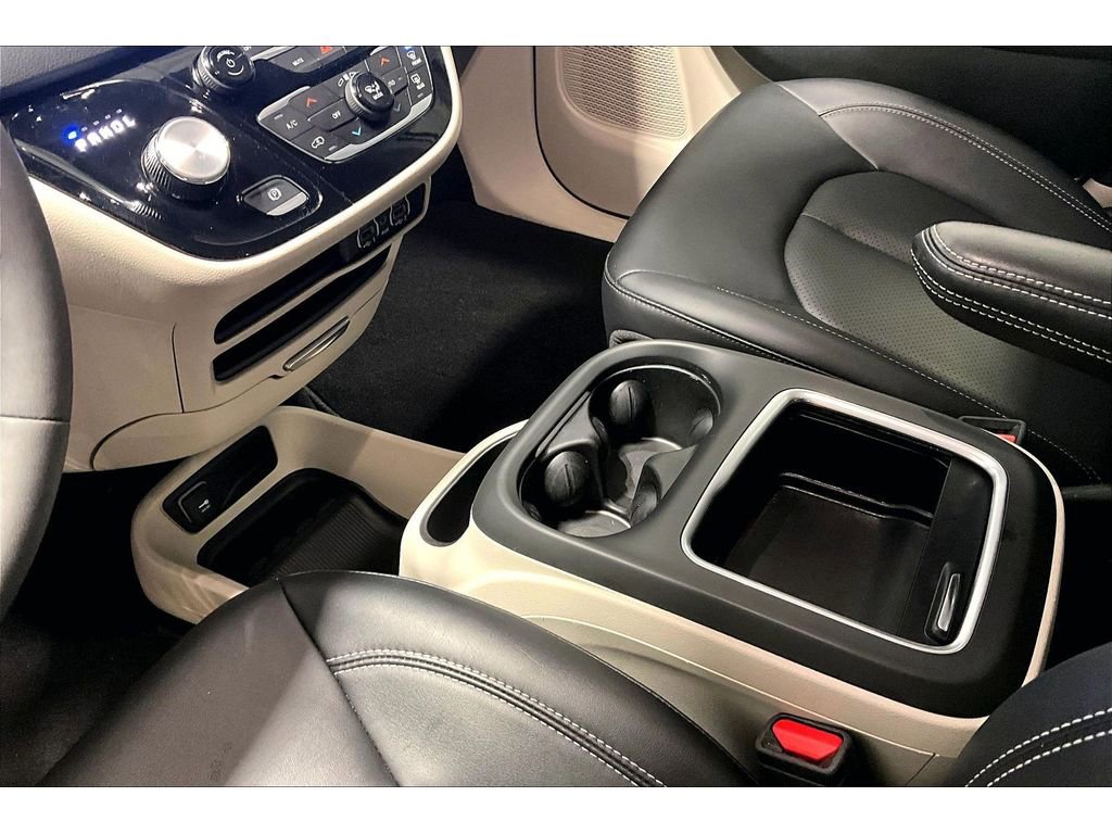 Used 2024 Chrysler Pacifica Touring-L image 18