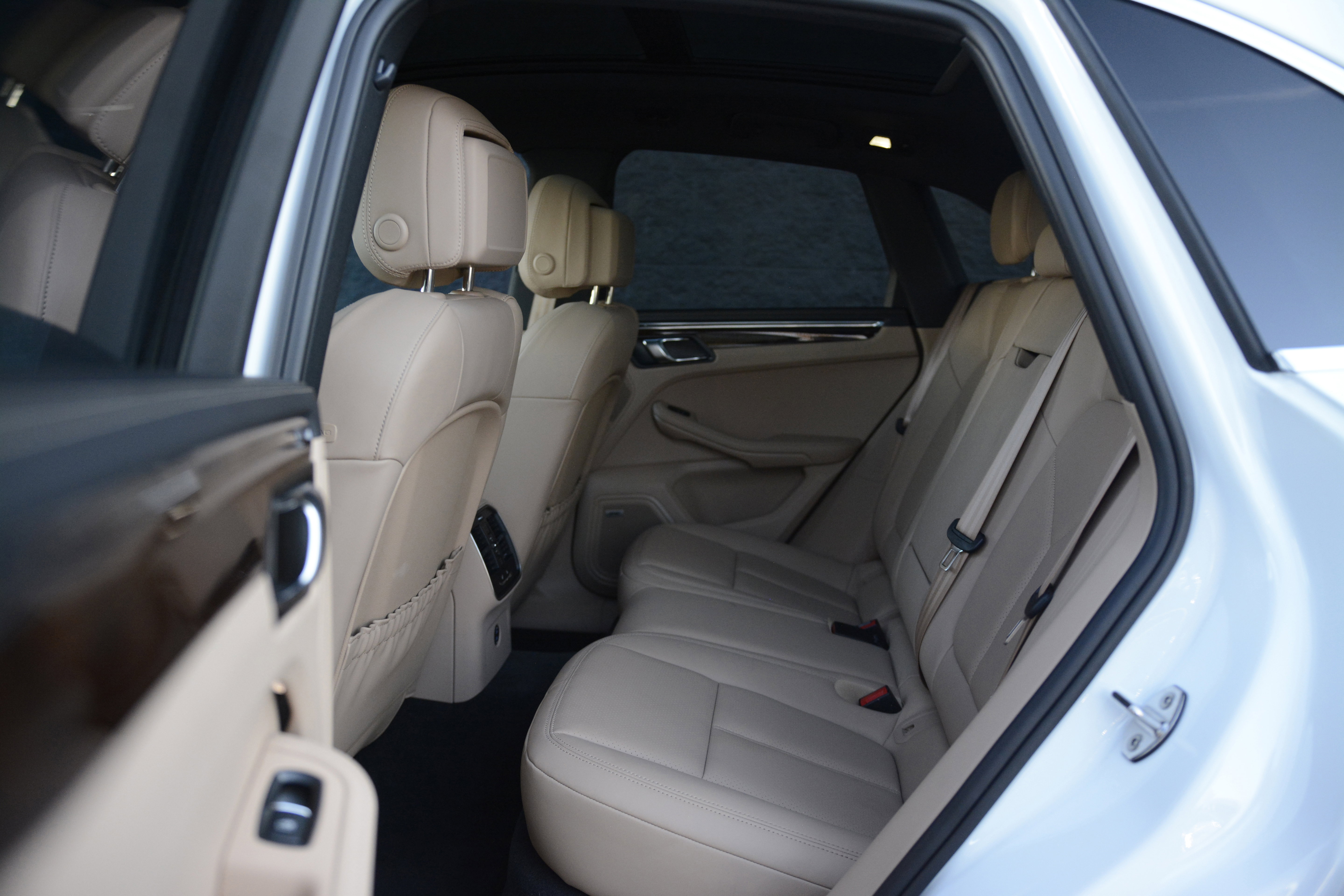 Certified 2025 Porsche Macan image 31