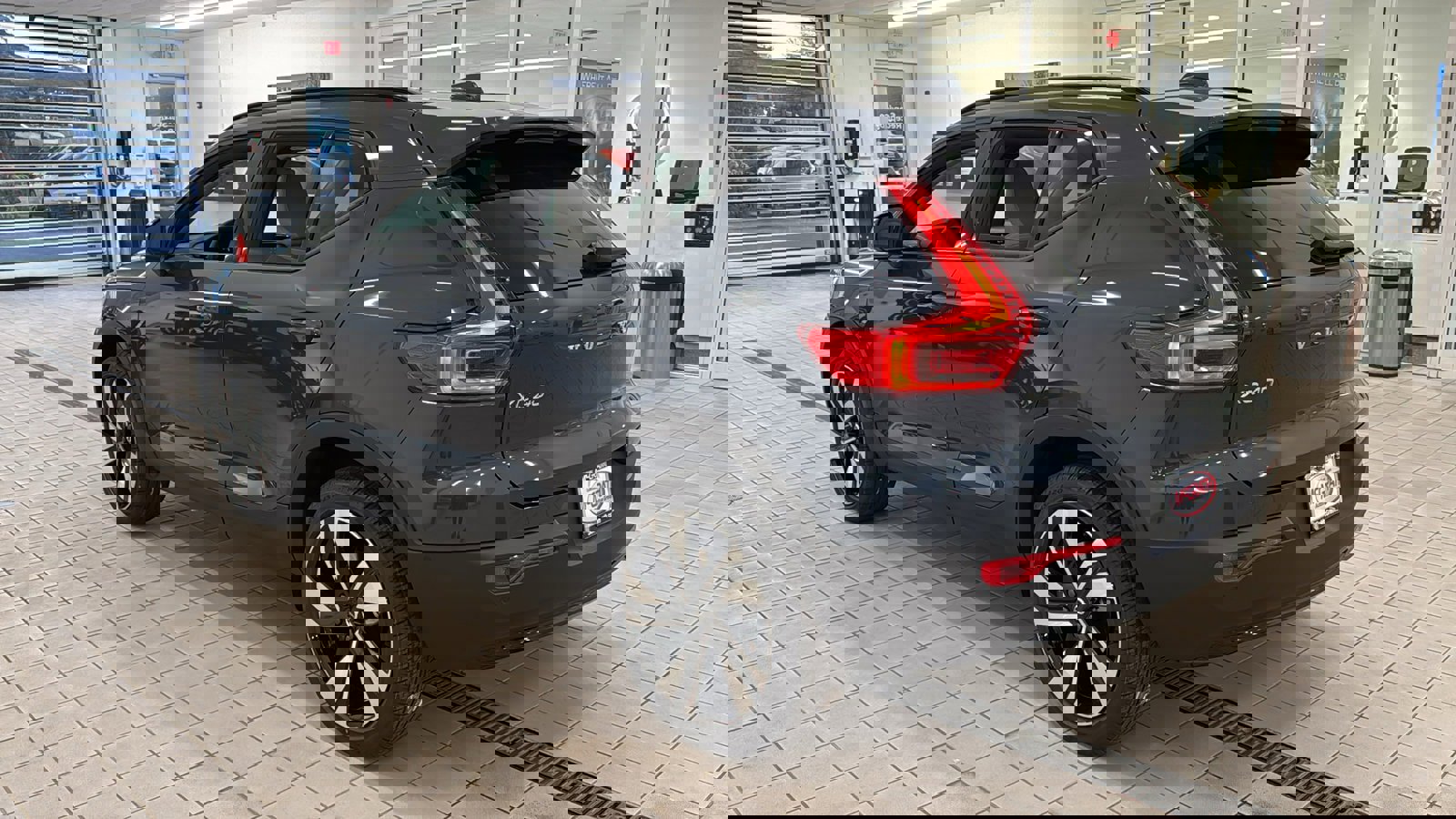 Used 2026 Volvo XC40 B4 Plus w/ Climate Package image 7