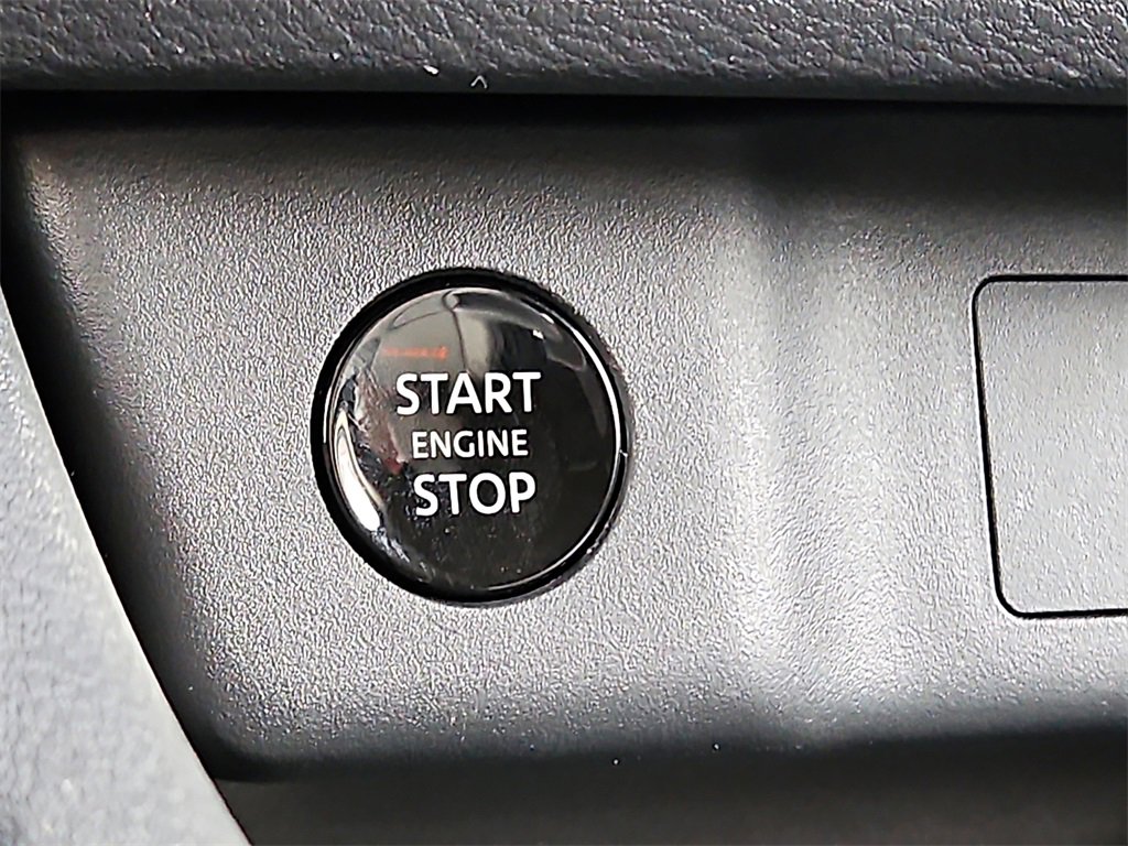 Certified 2025 Nissan Rogue SV image 19