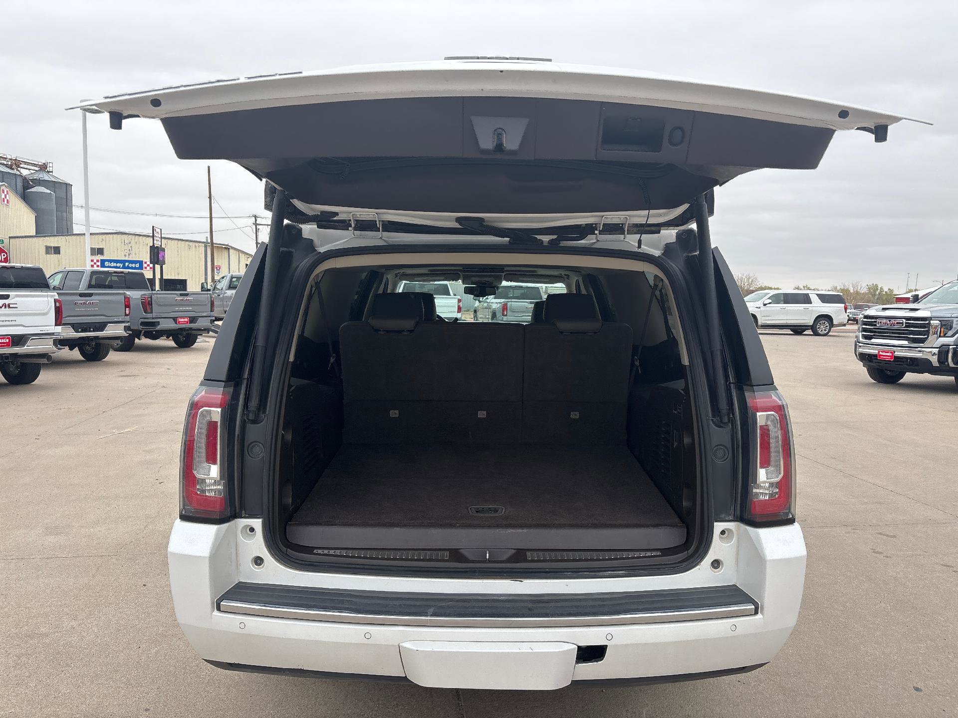 Used 2020 GMC Yukon XL Denali w/ Denali Premium Package image 5