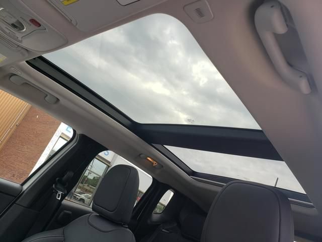 Used 2023 Jeep Renegade Limited w/ Sun/Sound Group AWD/4WD image 19