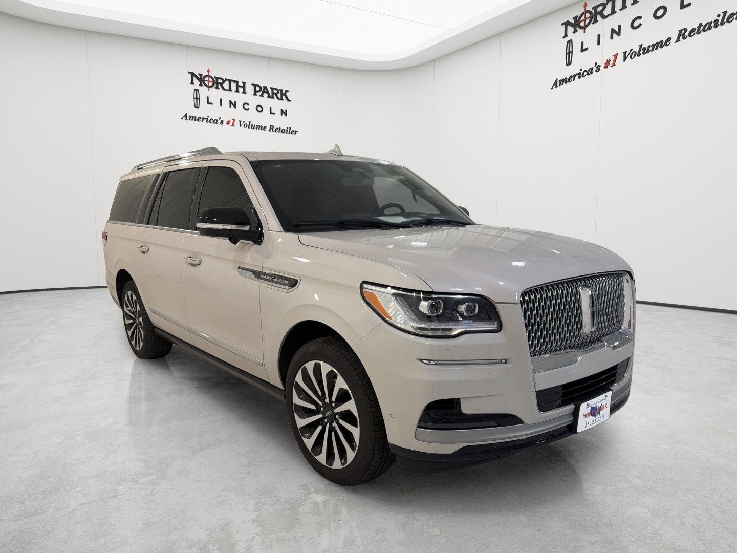 Used 2024 Lincoln Navigator L Reserve AWD/4WD image 7