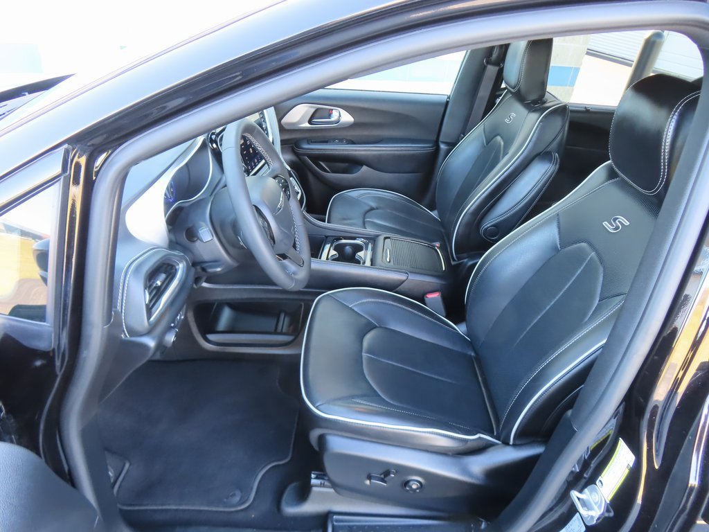 Certified 2025 Chrysler Pacifica Limited image 23