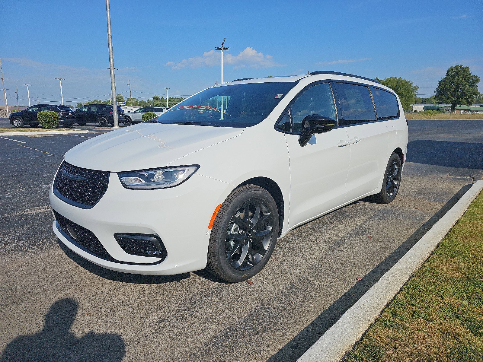 New 2026 Chrysler Pacifica Limited image 2