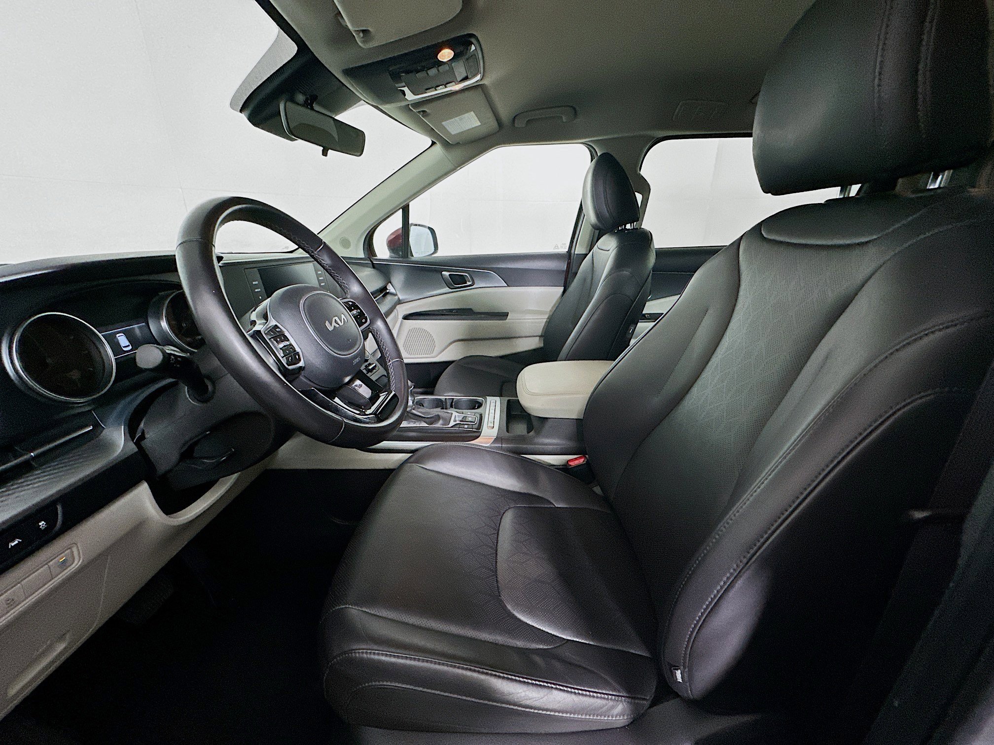 Used 2024 Kia Carnival LX image 13