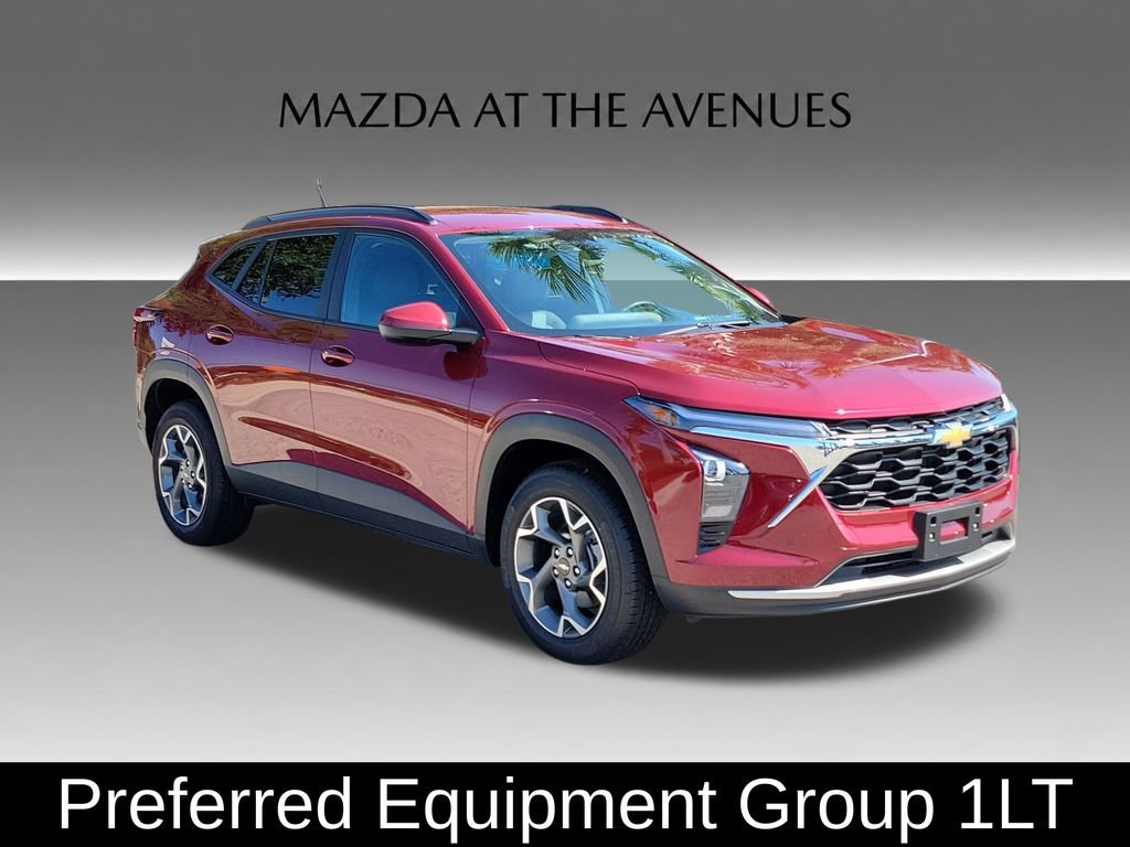 Used 2025 Chevrolet Trax LT w/ LT Convenience Package FWD image 2