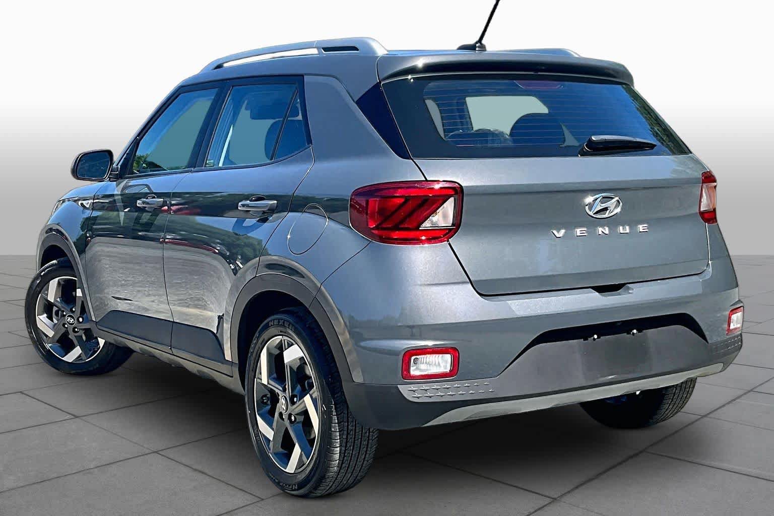 Used 2024 Hyundai Venue SEL FWD image 12