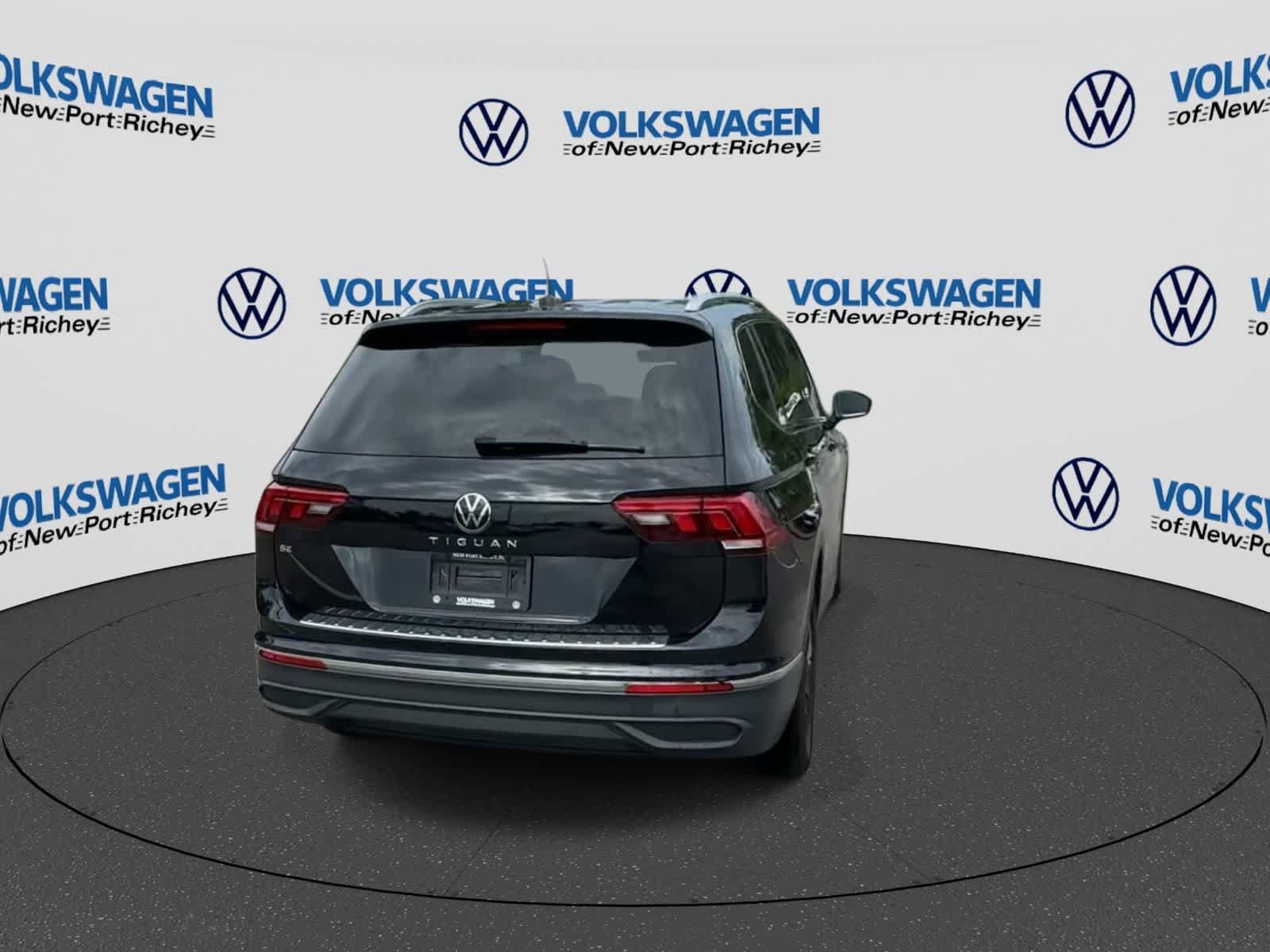 Used 2024 Volkswagen Tiguan SE w/ Panoramic Sunroof Package FWD image 7