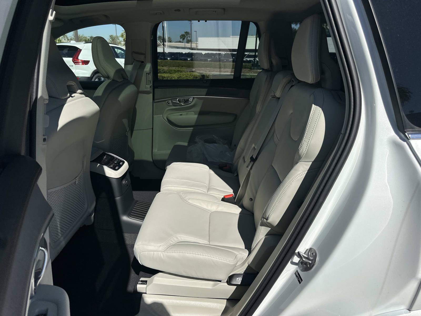 New 2026 Volvo XC90 T8 Ultra w/ Protection Package Premier AWD/4WD image 17