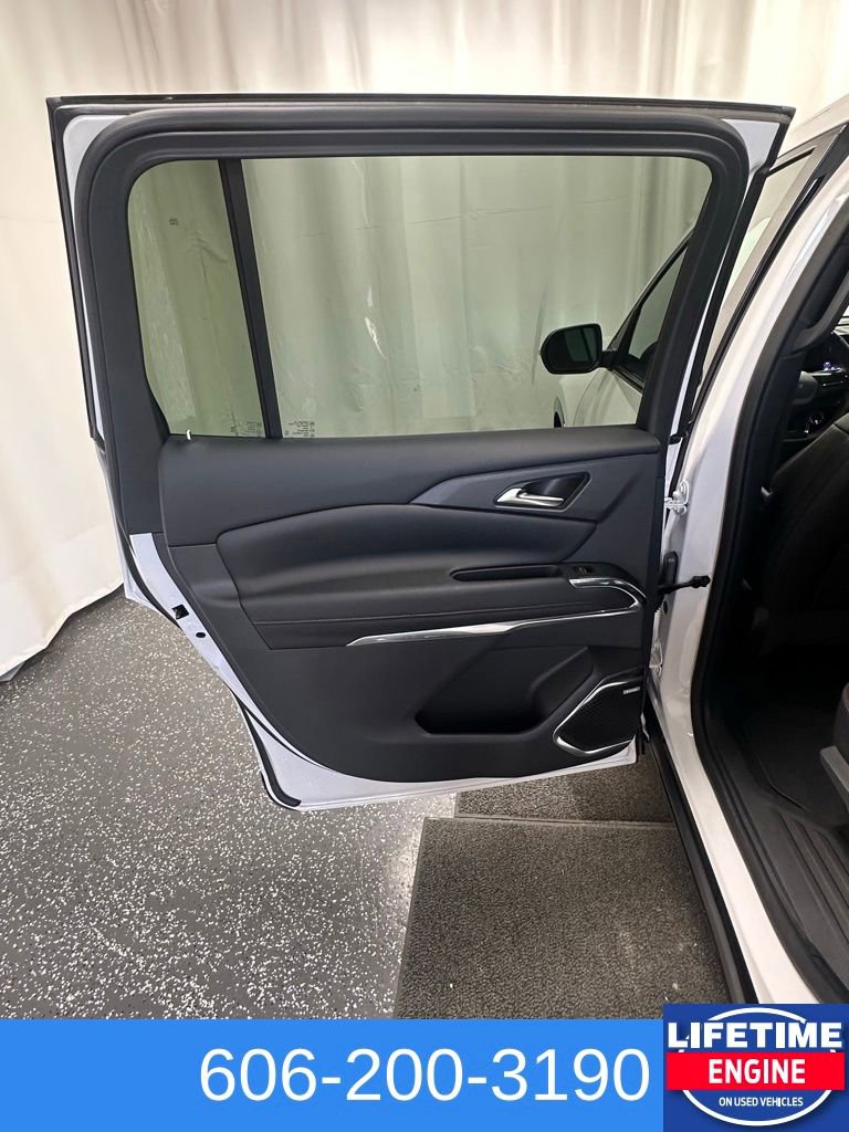 Used 2024 Chevrolet Traverse RS image 27