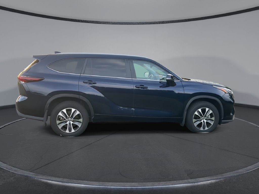 Used 2024 Toyota Highlander XLE FWD image 9
