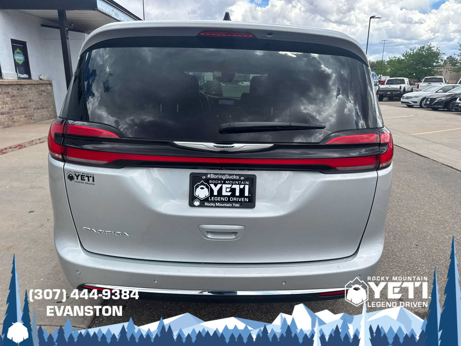 Used 2023 Chrysler Pacifica Touring-L FWD image 4