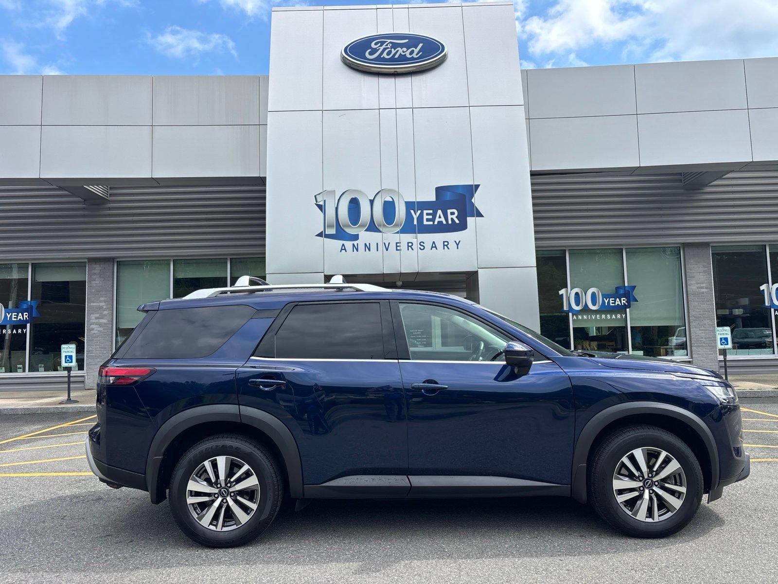 Used 2022 Nissan Pathfinder SL w/ SL Black Package AWD/4WD image 2