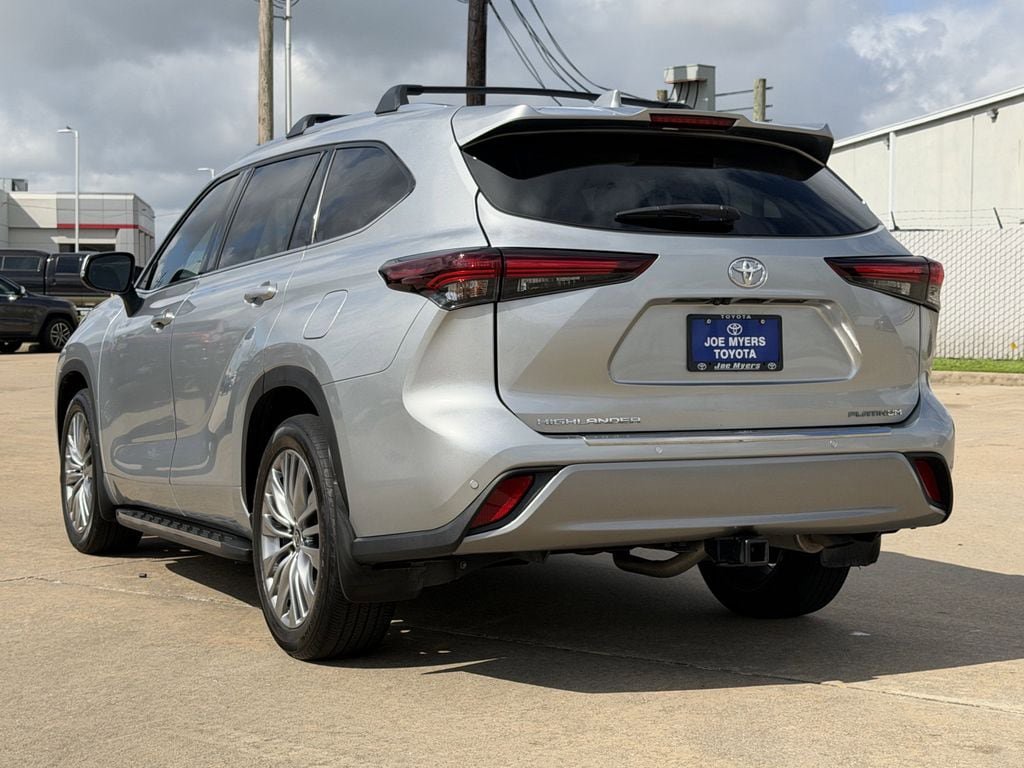 Used 2024 Toyota Highlander Platinum FWD image 7