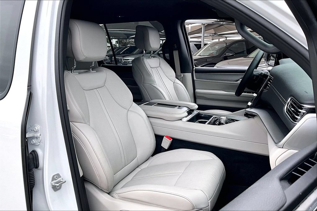 Used 2025 Jeep Wagoneer 4WD image 10
