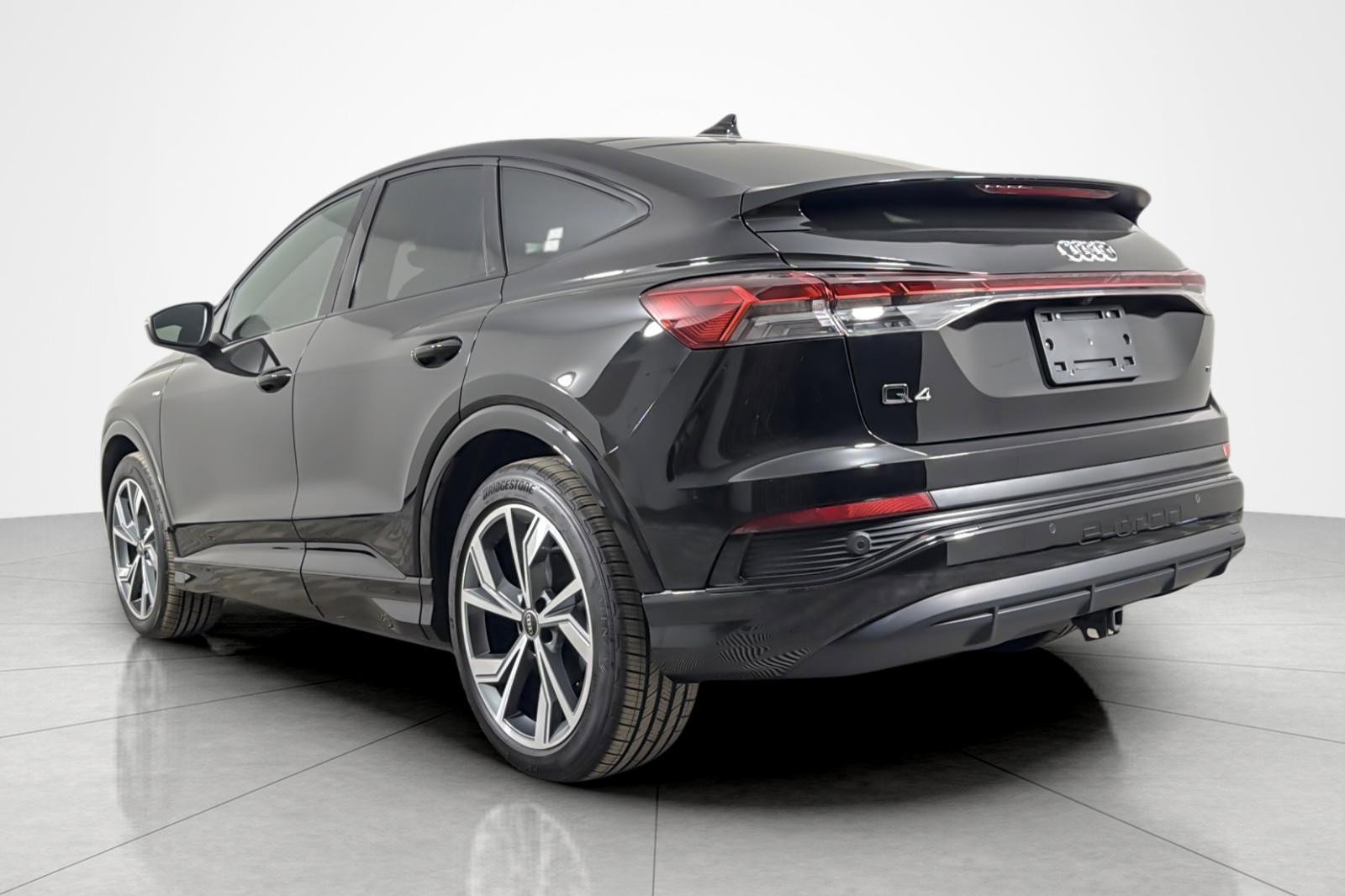 Used 2025 Audi Q4 e-tron Premium w/ Convenience Package image 3