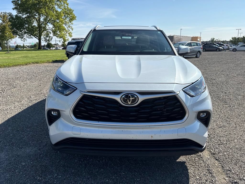 Used 2022 Toyota Highlander XLE AWD/4WD image 3