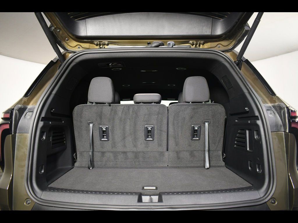 Used 2024 Chevrolet Traverse LT w/ Enhanced Driving Package FWD image 19