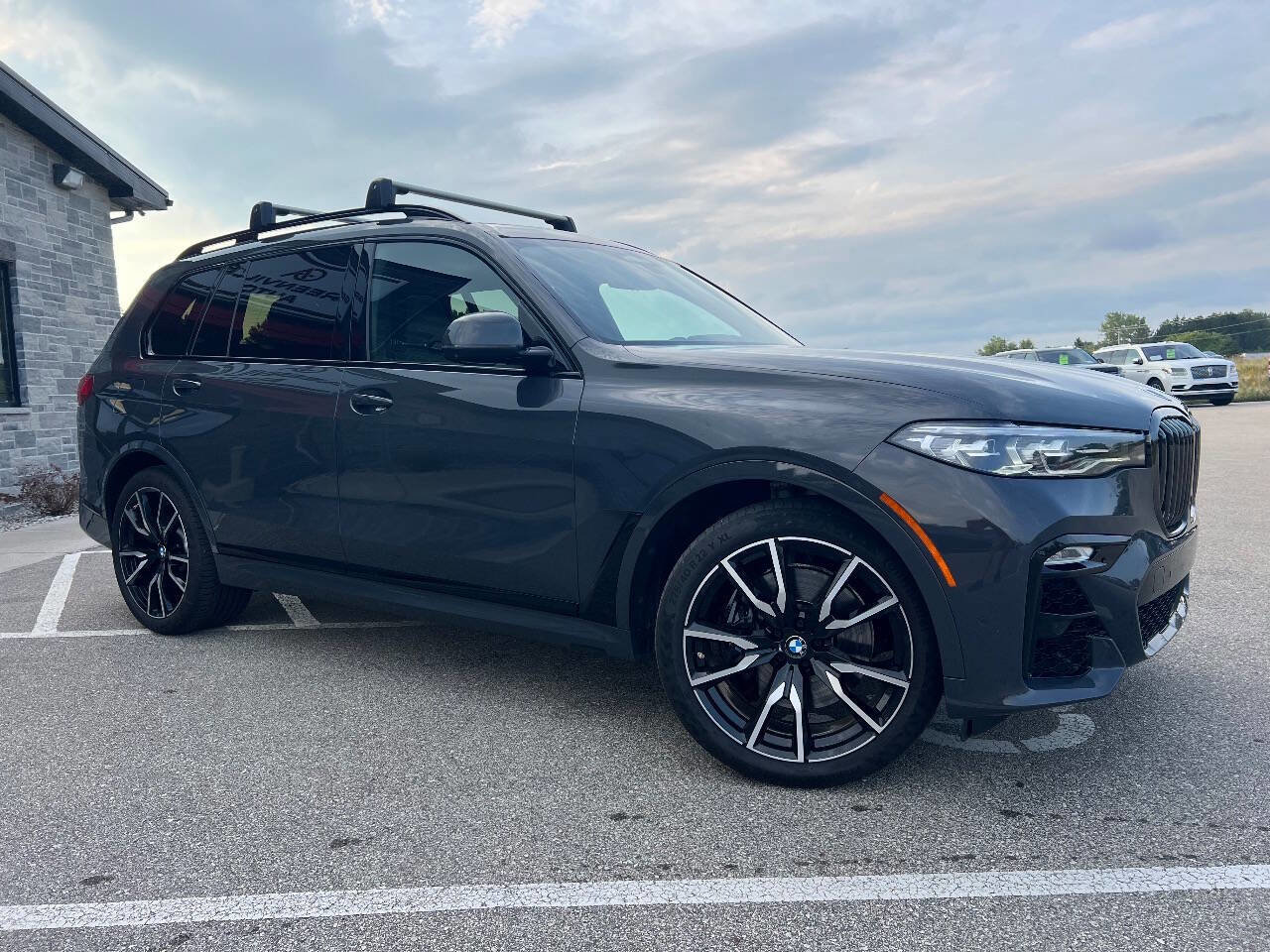 Used 2022 BMW X7 xDrive40i w/ M Sport Package image 3
