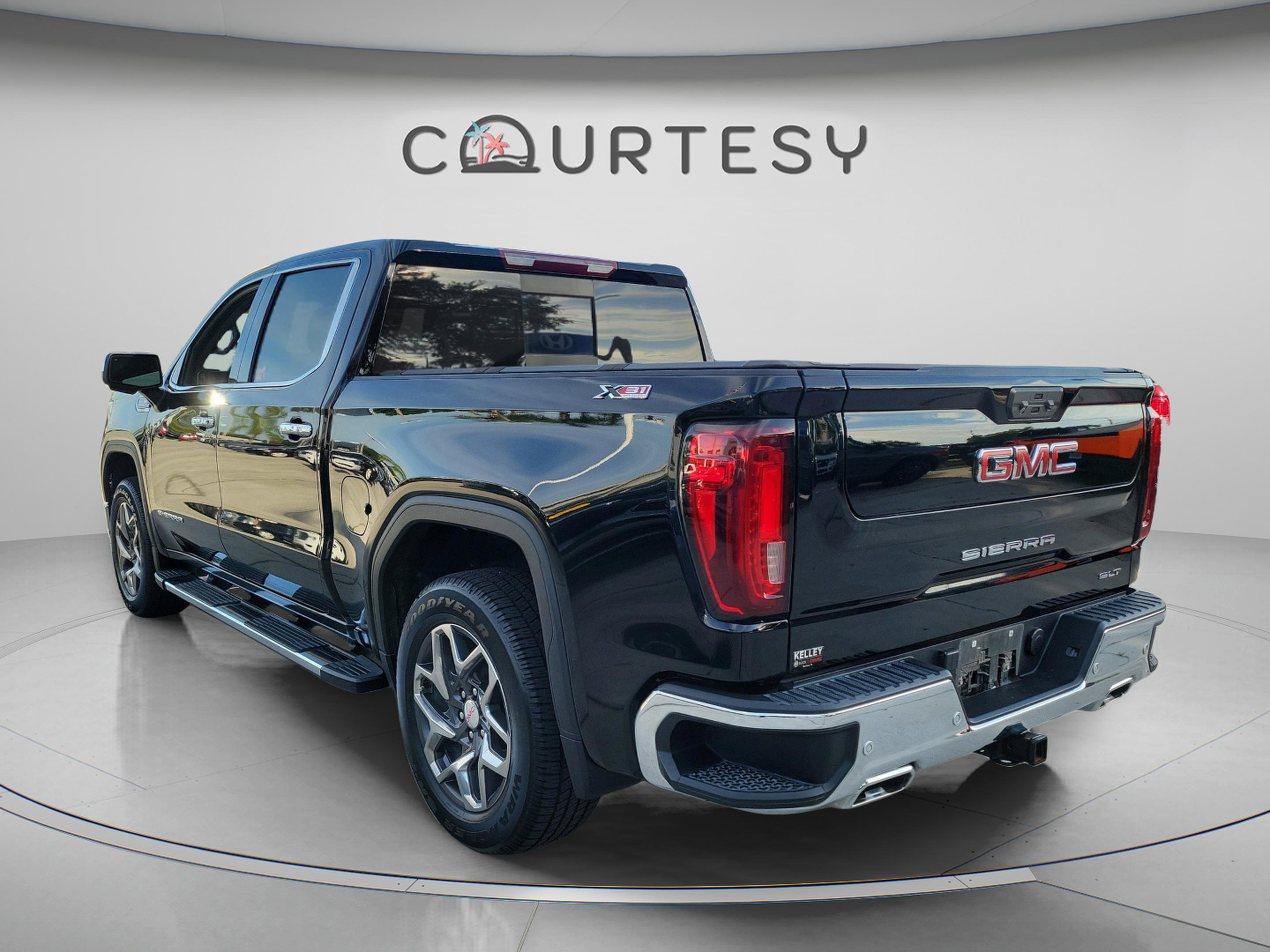 Used 2023 GMC Sierra 1500 SLT w/ SLT Premium Plus Package AWD/4WD image 2