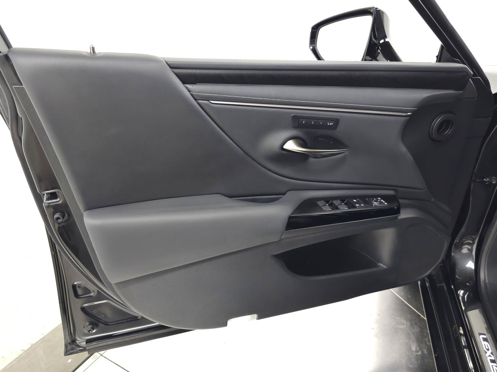 Used 2025 Lexus ES 350 w/ Premium Package FWD image 15