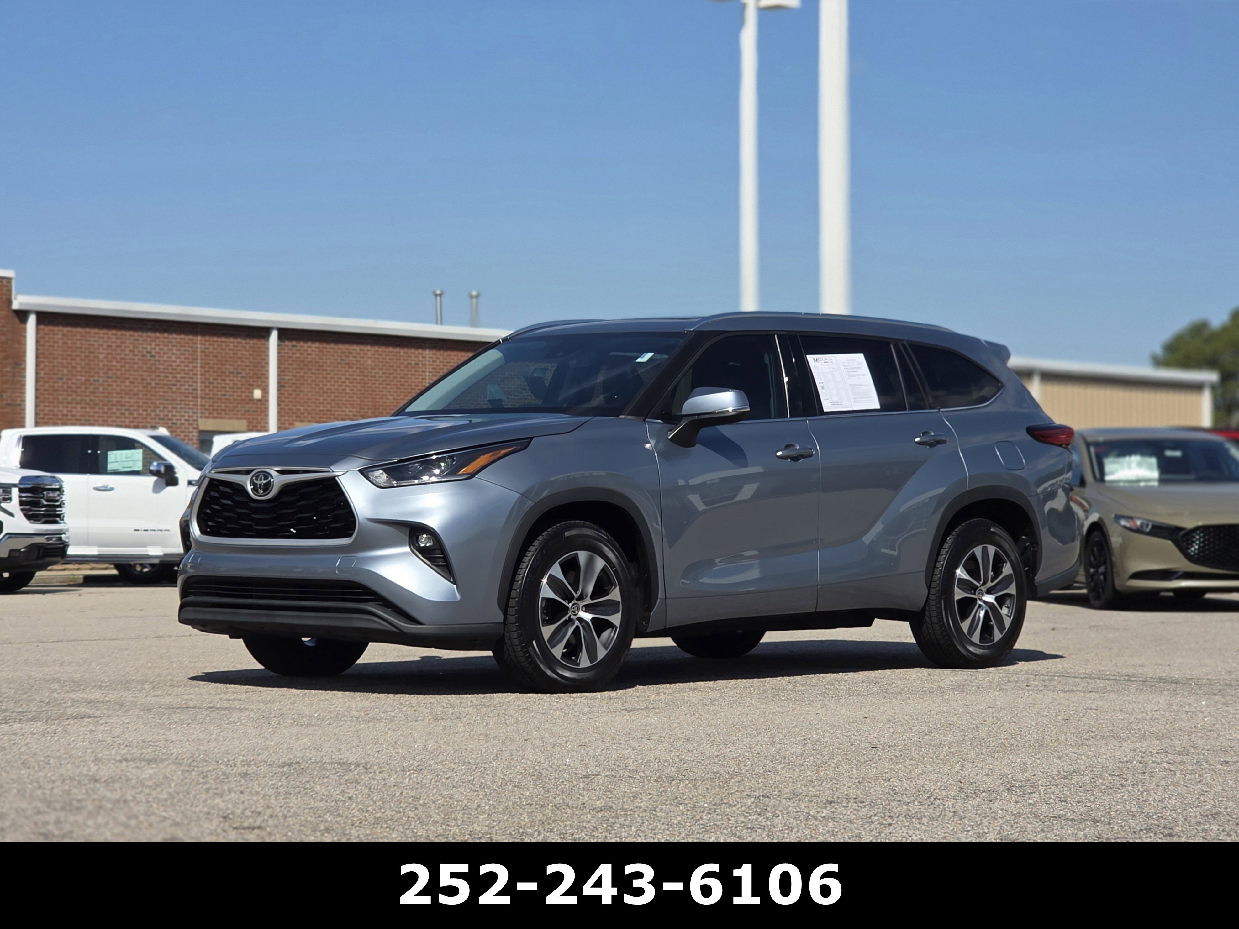 Used 2021 Toyota Highlander XLE image 3