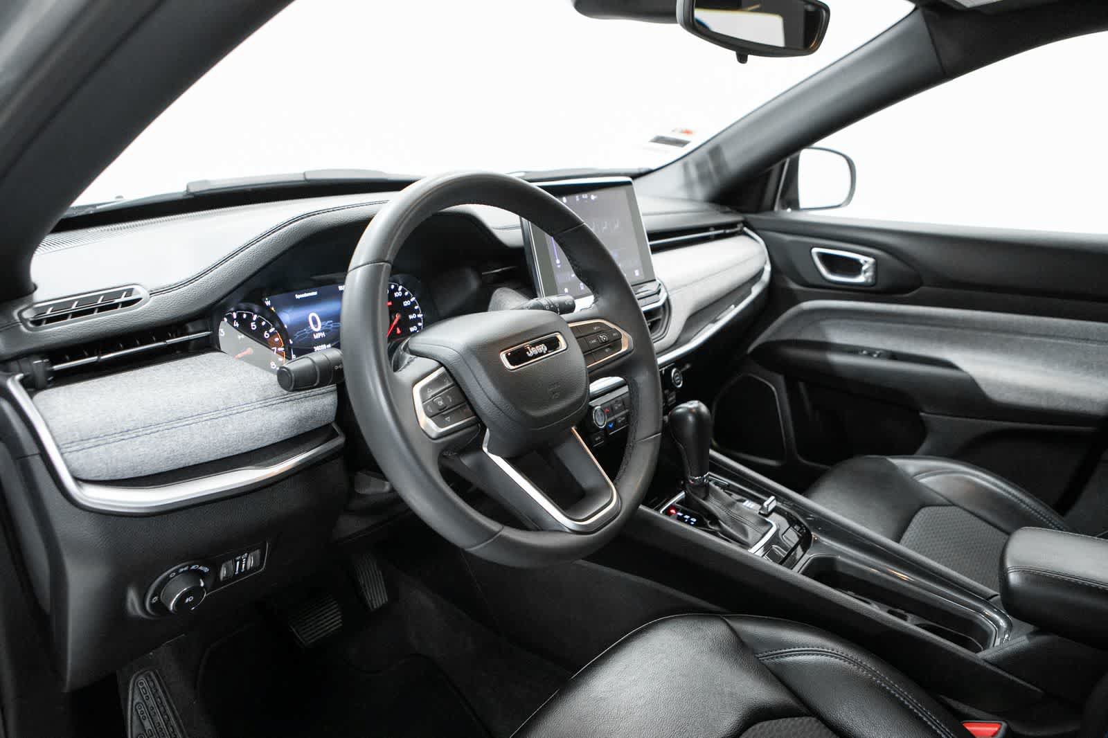 Used 2023 Jeep Compass Latitude AWD/4WD image 4