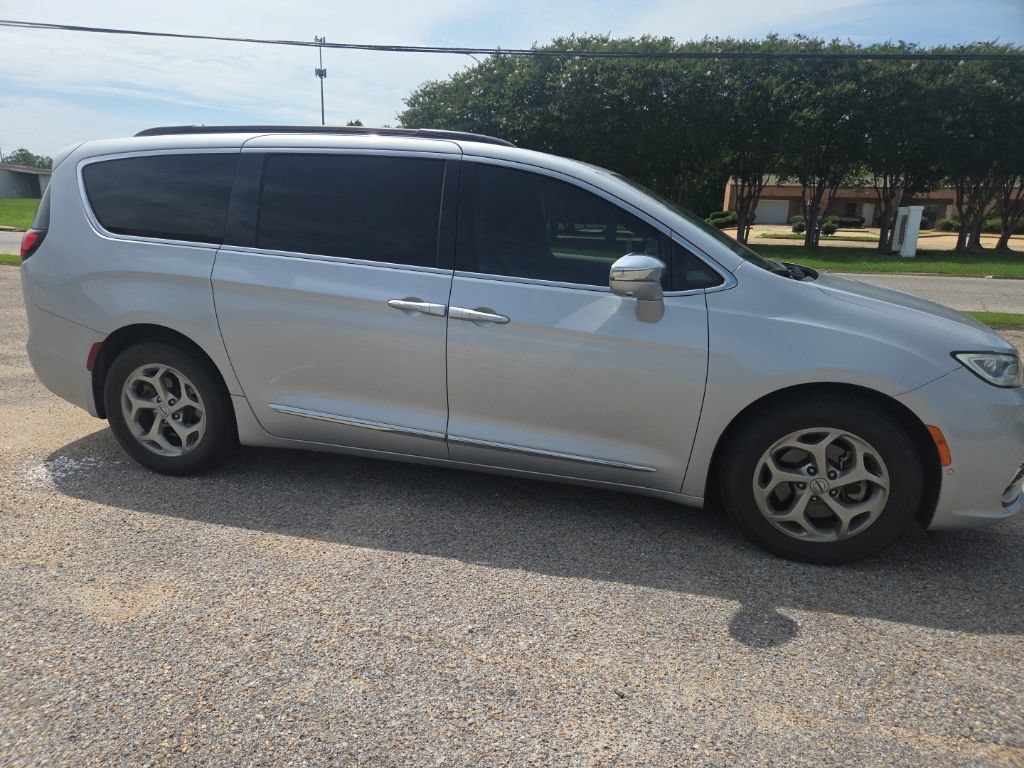 Used 2022 Chrysler Pacifica Limited FWD image 11