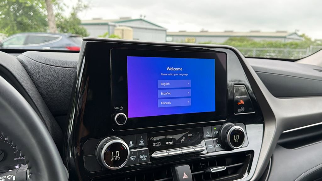 Certified 2025 Toyota Highlander LE image 28