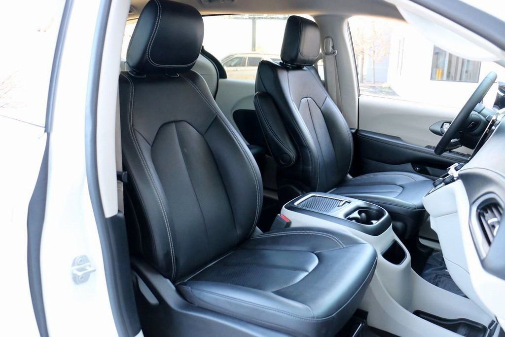 Used 2024 Chrysler Pacifica Select image 33