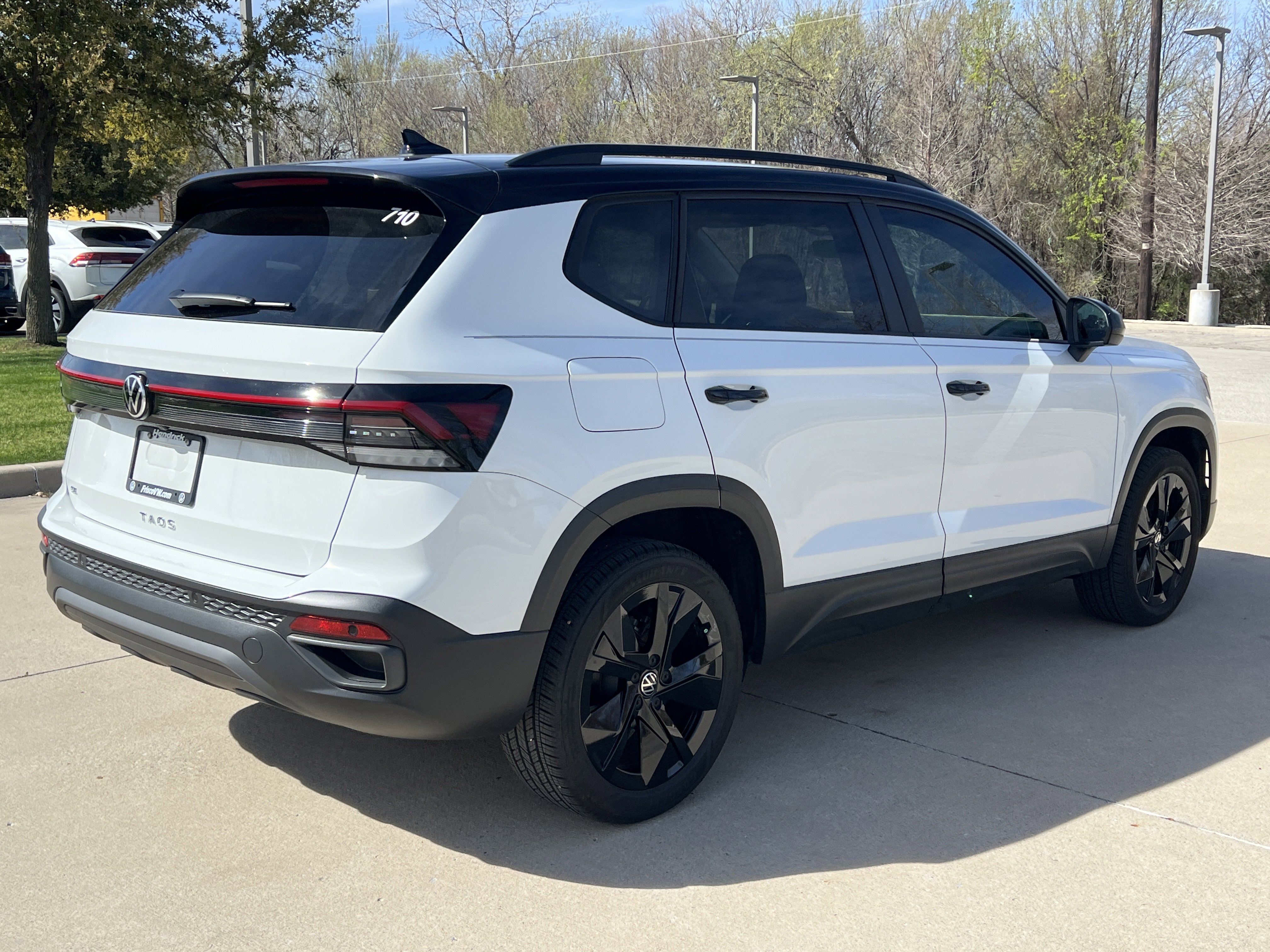 Certified 2025 Volkswagen Taos SE image 10