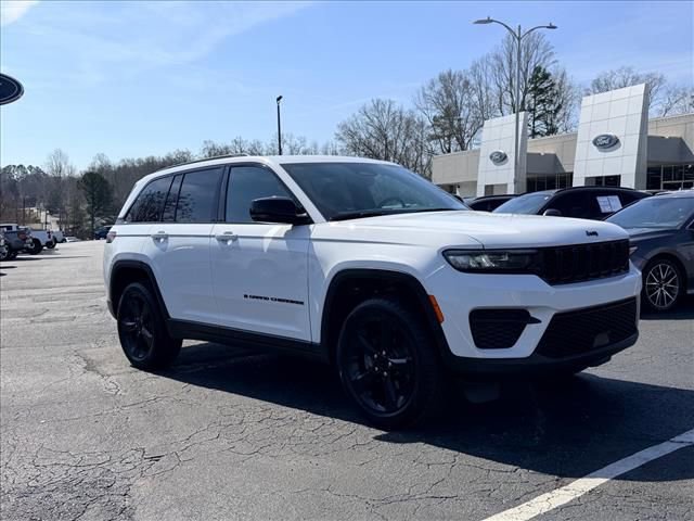 Used 2022 Jeep Grand Cherokee Altitude AWD/4WD image 2