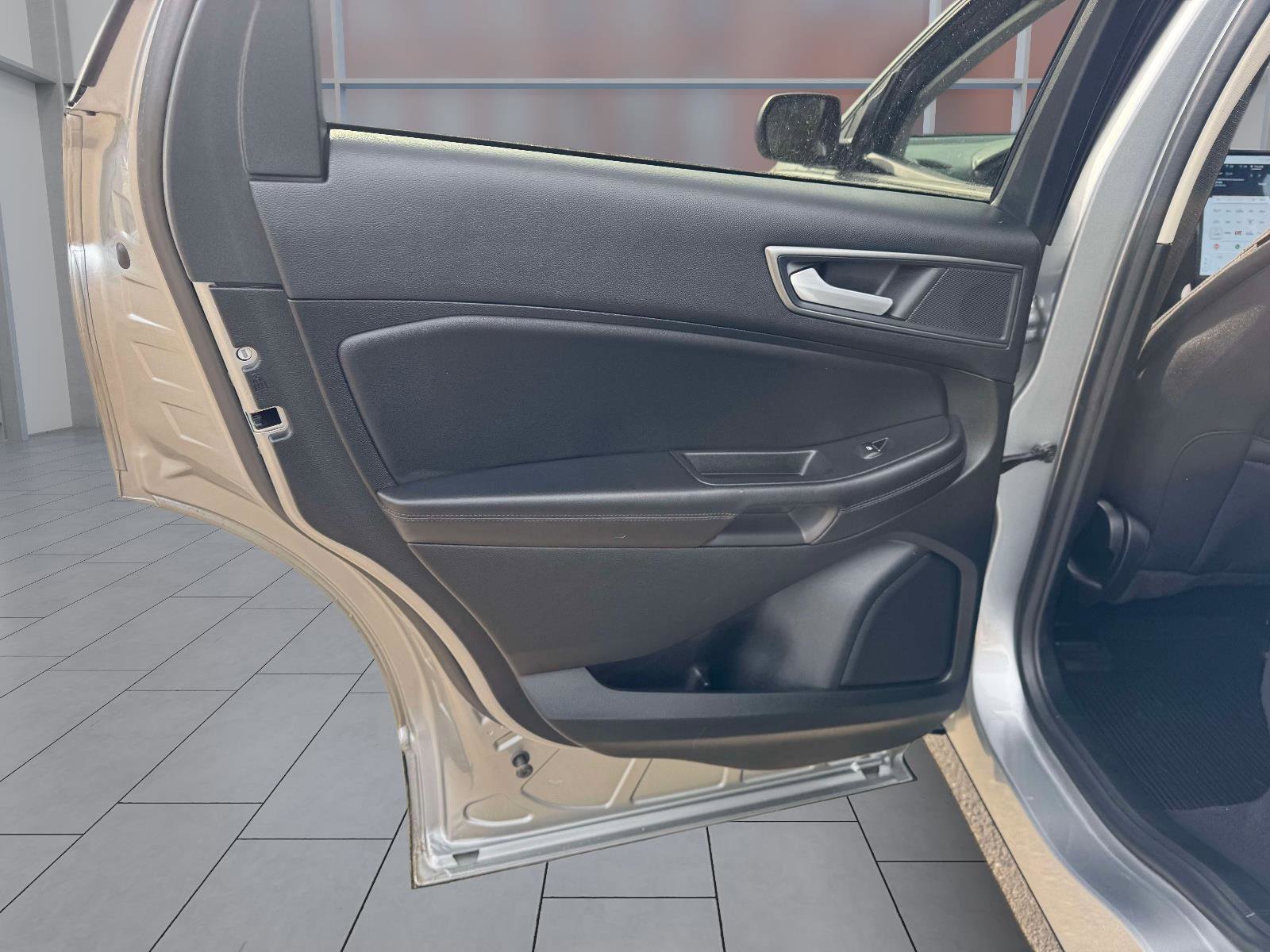 Certified 2024 Ford Edge SE image 19