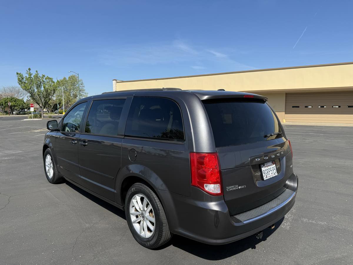 Used 2016 Dodge Grand Caravan SXT w/ UConnect Hands-Free Group image 5