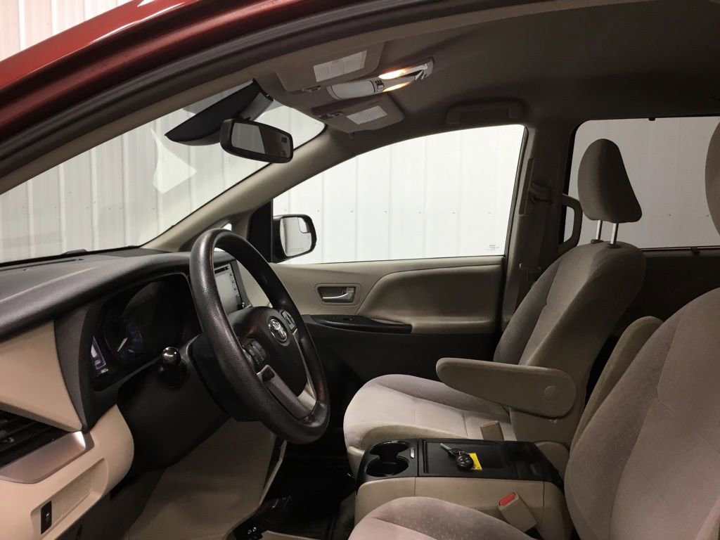 Used 2018 Toyota Sienna LE w/ Protection Package image 5