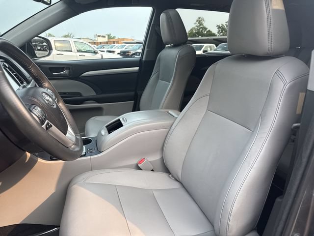 Used 2016 Toyota Highlander XLE w/ Protection Package #3 AWD/4WD image 11