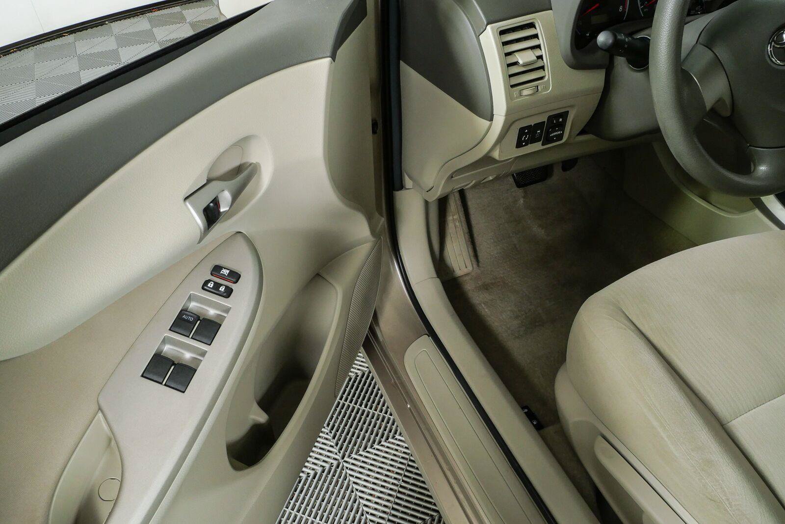 Used 2010 Toyota Corolla LE w/ LE EVP Pkg #1 FWD image 7