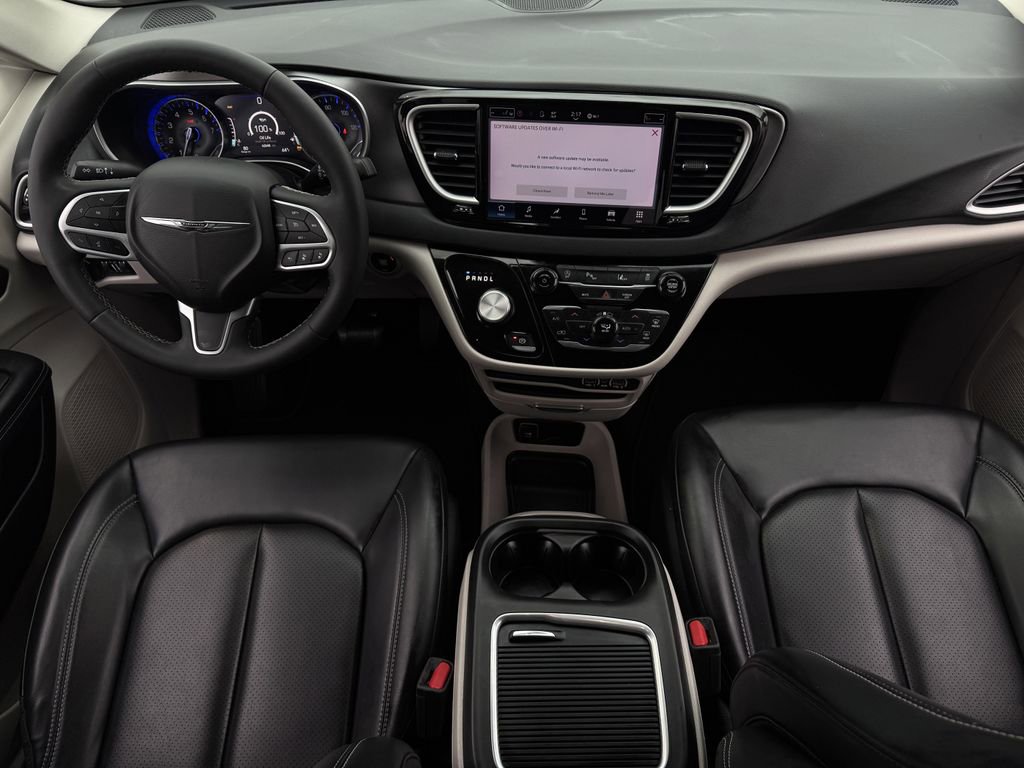 Used 2023 Chrysler Pacifica Touring-L image 10