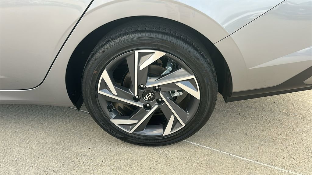 Certified 2025 Hyundai Elantra Limited FWD image 18