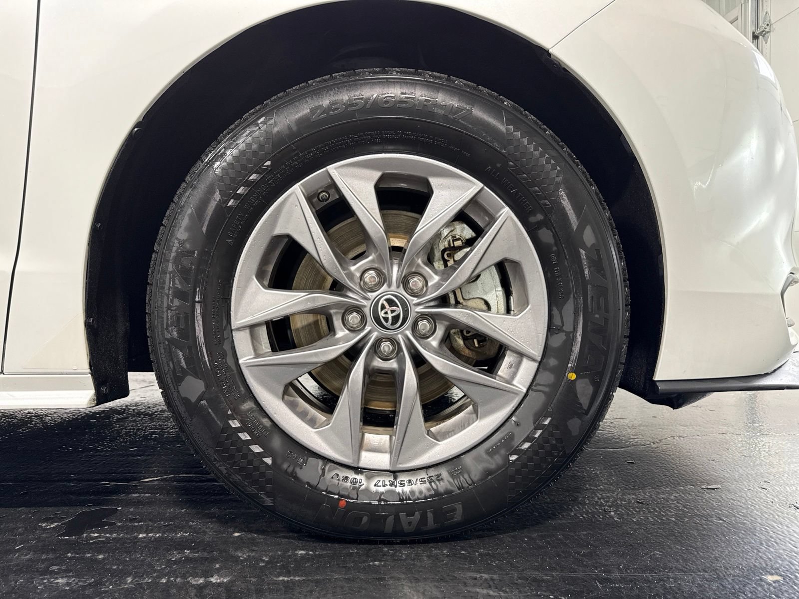 Used 2025 Toyota Sienna XLE FWD image 11