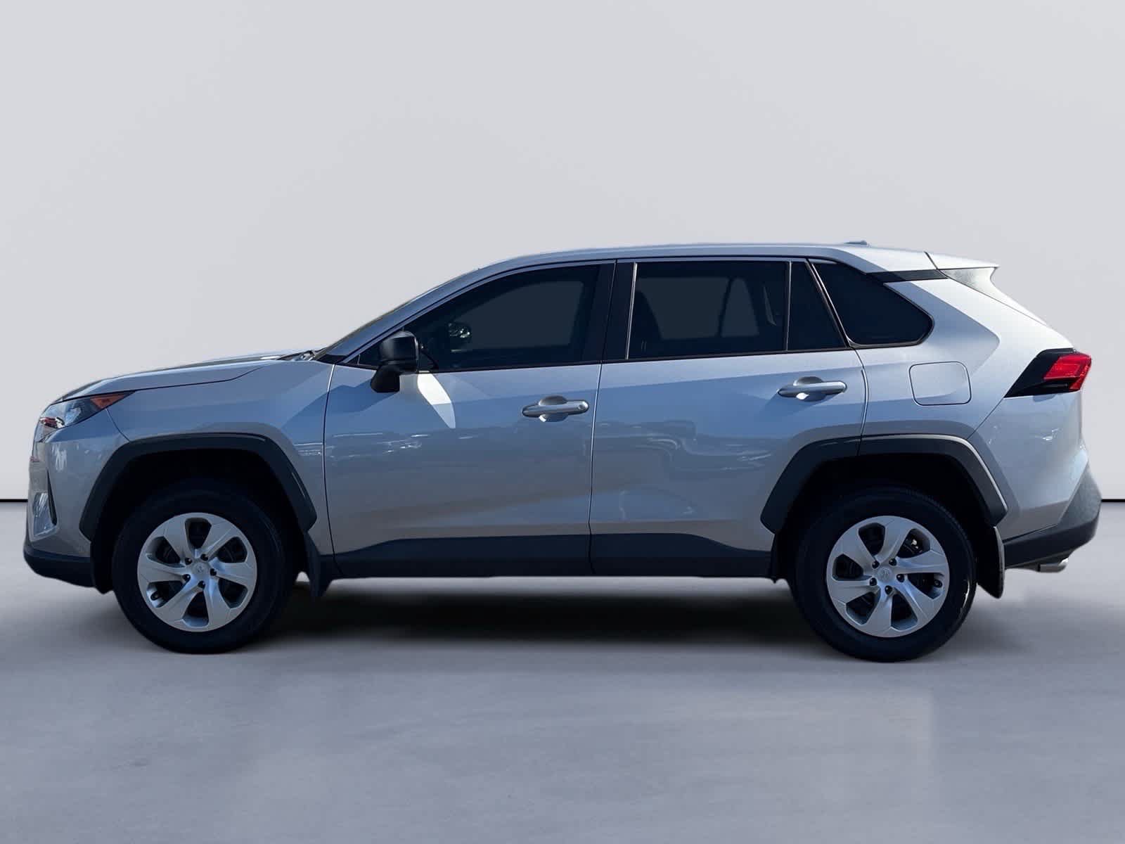 Used 2022 Toyota RAV4 LE FWD image 2