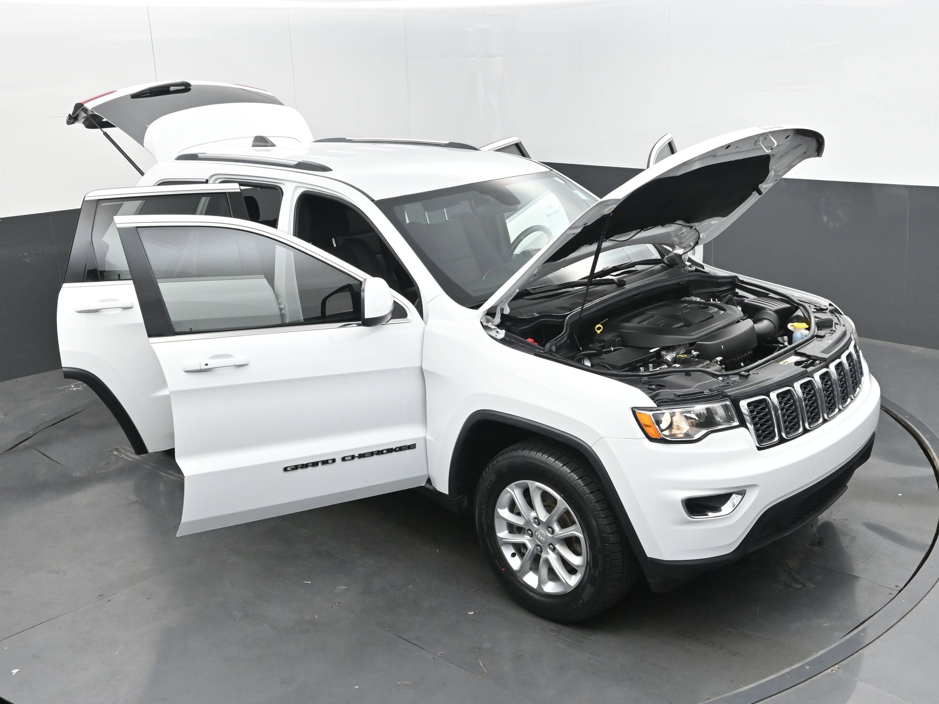 Used 2021 Jeep Grand Cherokee Laredo image 38