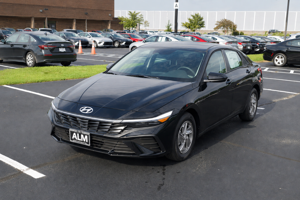 New 2026 Hyundai Elantra SE
