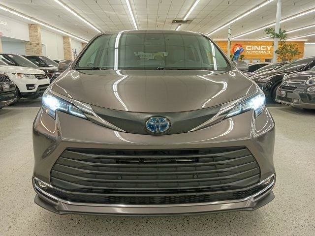 Used 2022 Toyota Sienna XLE FWD image 3